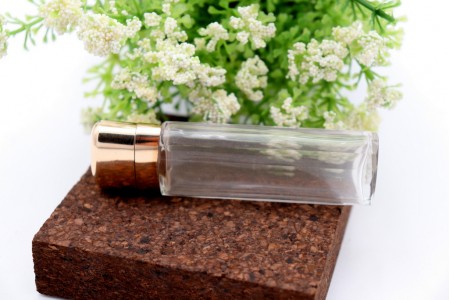  Frasco de perfume em vidro com tampa em ouro